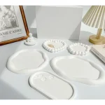 plateau nuage irrégulier céramique blanc mat glaçure lisse délicate bord poli antidérapant polyvalent rangement bijoux décoration