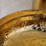Vasque ronde céramique dorée plaquée or martelée… – vue 5
