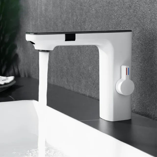 Robinet de salle de bains en laiton blanc intelligent – vue 3