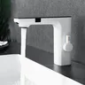 Robinet de salle de bains en laiton blanc intelligent – vue 3