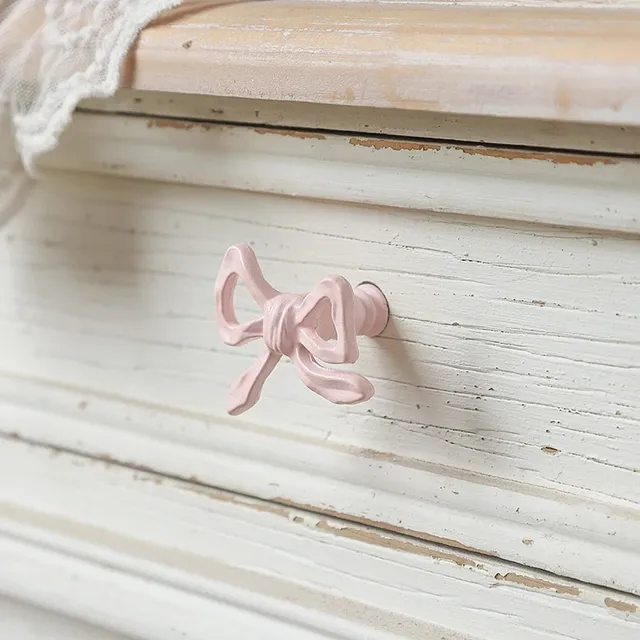 Poignée de porte en métal avec nœud papillon rose – vue 4