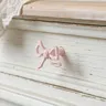 Poignée de porte en métal avec nœud papillon rose – vue 4