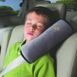 épaulière ergonomique ceinture sécurité enfants coussin antifrottement doux respirant velours anthracite rembourré bordure noire logo brodé fixation réglable maintien sommeil