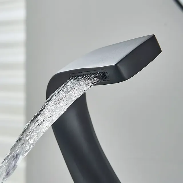 Cascade d'eau douce froide et chaude – vue 5