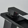 Robinets de centre commercial d'eau chaude et froide – vue 4