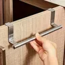 Porte serviette acier inoxydable suspendu dessus armoire… – vue 1