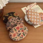 miroir poche portable rétro liège boitier métallique rond ovale compact grossissant maquillage imprimé motifs floraux marguerites tournesols multicolores bohème écologique