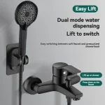 Un ensemble de robinets à mitigeur noir, comprenant une pomme de douche, un tuyau de douche, un support, un ruban téflon et d&rsquo;autres accessoires d&rsquo;installation.