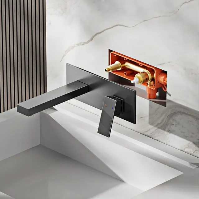 Salle de bain de luxe en laiton noir avec robinet simple – vue 6