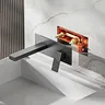 Salle de bain de luxe en laiton noir avec robinet simple – vue 6