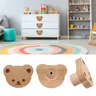 Bouton de tiroir en bois mignon en forme d'ours avec vis – vue 2