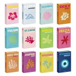 Lot douze livres décoratifs faux style voyage couvertures rigides graphisme rétro minimaliste palette pastel vive motifs hibiscus coquillage palmiers