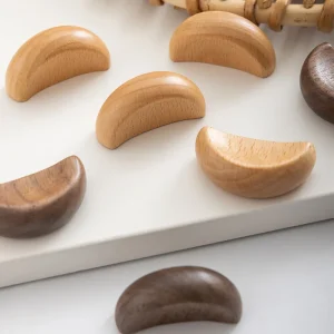 Poignée armoire bois massif hêtre noyer demi lune ergonomique finition polie grain visible style scandinave minimaliste moderne bouton tiroir commode Poignée armoire bois massif hêtre noyer demi lune ergonomique finition polie grain visible style scandinave minimaliste moderne bouton tiroir commode