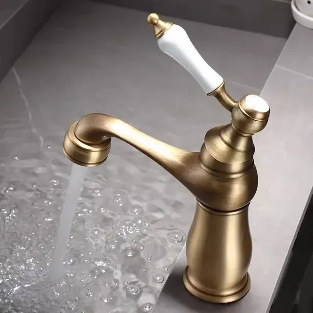 Robinet de lavabo doré – vue 2