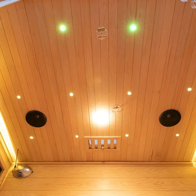 Salle de sauna spa intérieure de luxe moderne – vue 6