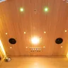 Salle de sauna spa intérieure de luxe moderne – vue 6