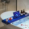 Plateau baignoire acrylique transparent bleu incurvé rangements support tablette vertical porte bougie verre emplacements flacons savon spa contemporain brillant lisse