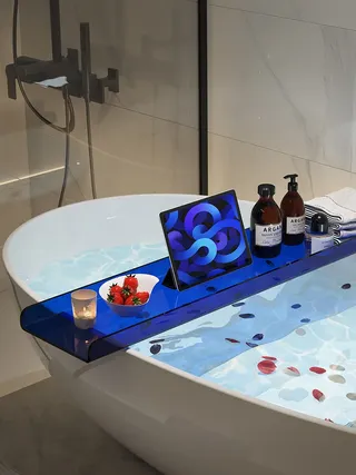 Plateau baignoire acrylique transparent bleu incurvé rangements…