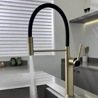 Robinet de cuisine à nervures en or brossé