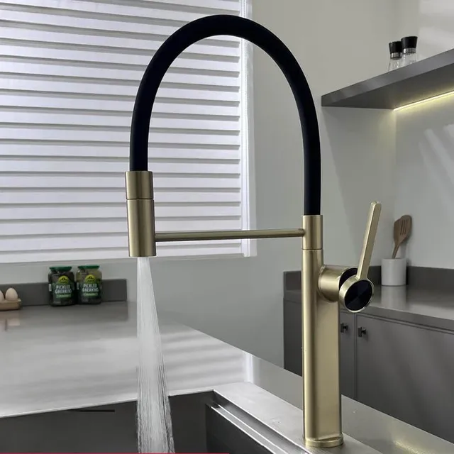 Robinet de cuisine à nervures en or brossé