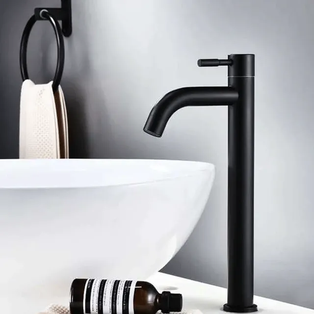 Un robinet de lavabo en acier inoxydable. Eau froide… – vue 5