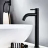 Un robinet de lavabo en acier inoxydable. Eau froide… – vue 5
