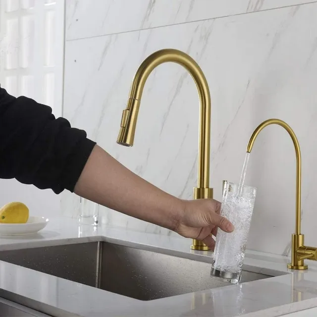 Robinet purificateur d'eau potable en or brossé – vue 4