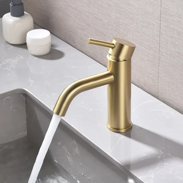 Robinet de salle de bains en tache – vue 3