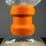 adaptateur bouchon connecteur bouteille plastique silicone orange étagé facettes hermétique anti fuite réutilisable écologique compact léger robuste emboîtement