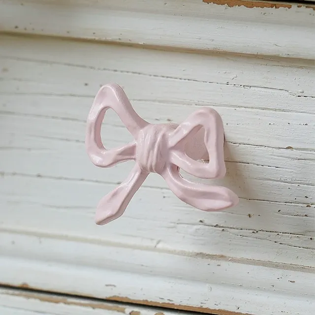 Poignée de porte en métal avec nœud papillon rose – vue 3