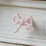 Poignée de porte en métal avec nœud papillon rose – vue 3