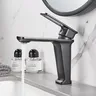 Robinet d'évier de salle de bains moderne en laiton – vue 3