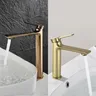Robinet de salle de bains de luxe en or brossé – vue 1