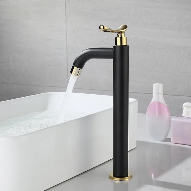 Robinet d'évier de lavabo noir et or – vue 2