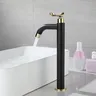 Robinet d'évier de lavabo noir et or – vue 2