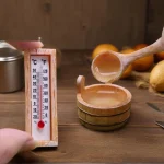 scène sauna miniature maison poupée échelle 1 12 résine réaliste finition soignée thermomètre bois seau louche miel compact rustique