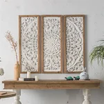 panneau mural triptyque bois sculpté blanc vieilli médaillon floral relief artisanale patinée texture profonde bohème rustique