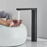 Robinet de centre commercial d'eau chaude et froide – vue 4