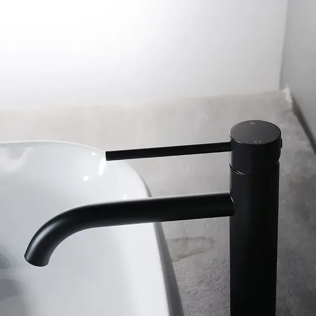 Robinet de lavabo de salle de bains en or brossé – vue 4