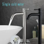 Un robinet de lavabo en acier inoxydable. Eau froide simple, salle de bain publique de 1/2 pouces. Salle de bain balcon