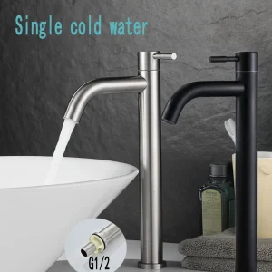 Un robinet de lavabo en acier inoxydable. Eau froide simple, salle de bain publique de 1/2 pouces. Salle de bain balcon