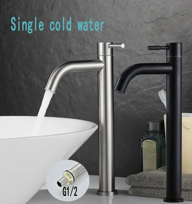 Un robinet de lavabo en acier inoxydable. Eau froide…