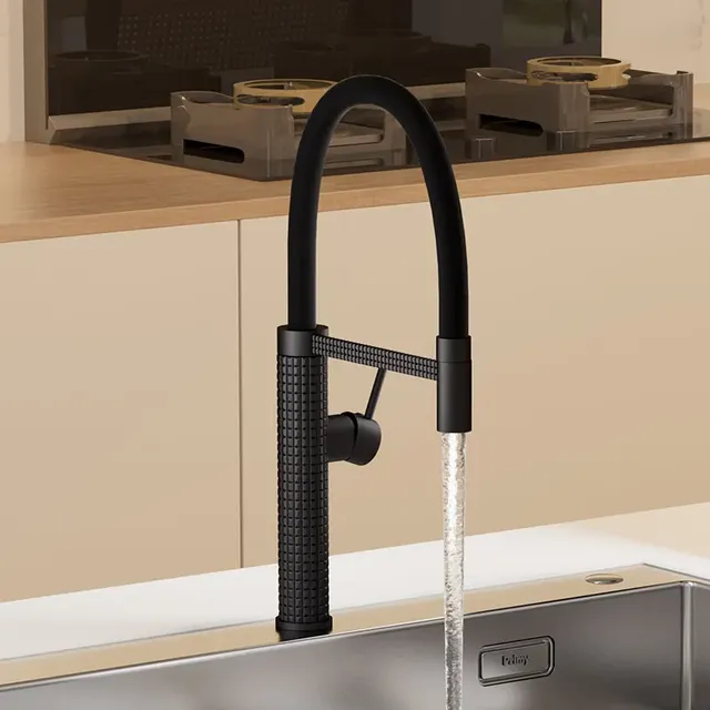 Robinet de cuisine en laiton à côtes noires – vue 2