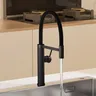 Robinet de cuisine en laiton à côtes noires – vue 2