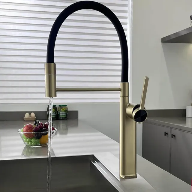 Robinet de cuisine à nervures en or brossé – vue 2