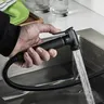 Robinet d'évier de cuisine noir monté sur le pont – vue 5