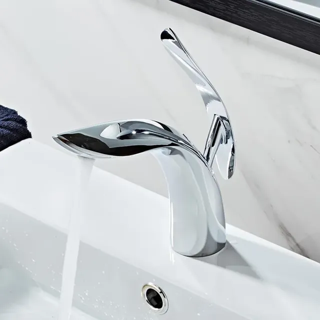 Robinet d'eau monté sur pont à poignée unique