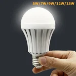ampoule LED intelligente secours batterie intégrée automatique culot E27 diffusant opalin aluminium ailettes dissipation thermique compact moderne économie énergie