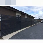Panneau clôture aluminium thermolaqué anthracite lames horizontales espacées occultation partielle minimaliste contemporain durable antirouille faible entretien personnalisable soudé