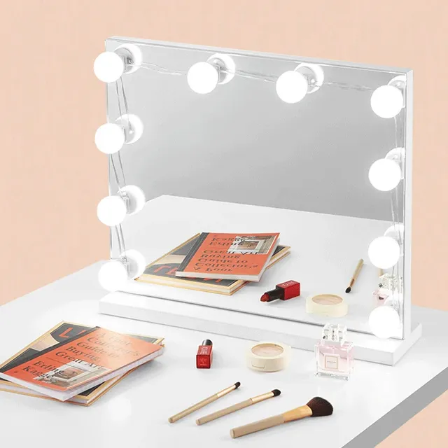 Lumière de maquillage LED devant le miroir sans…